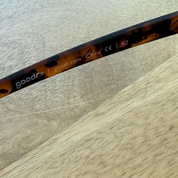 Contemporary Brown Sunglasses with Sleek Design - Picture 4 of 7